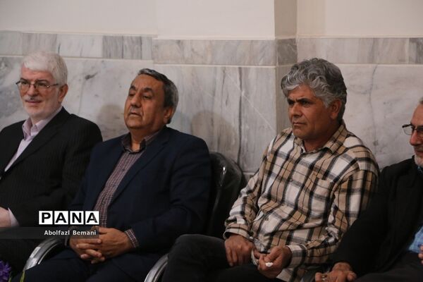 آیین تقدیر از پدران جانباز دانش‌آموزان دبیرستان شاهد نجمیه قم
