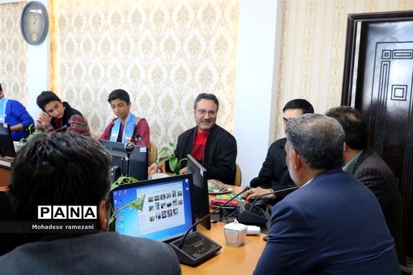 نشست صمیمی اعضای قرارگاه میدان ۱۴ صفر ۲ ناحیه ۶ مشهد با رئیس سازمان دانش آموزی استان