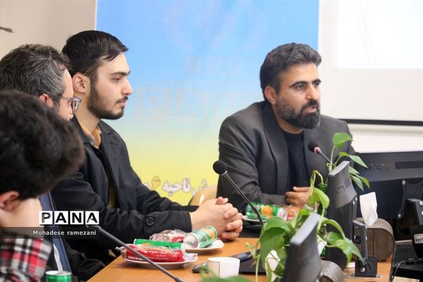 نشست صمیمی اعضای قرارگاه میدان ۱۴ صفر ۲ ناحیه ۶ مشهد با رئیس سازمان دانش آموزی استان