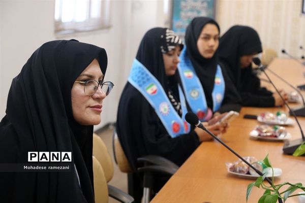 نشست صمیمی اعضای قرارگاه میدان ۱۴ صفر ۲ ناحیه ۶ مشهد با رئیس سازمان دانش آموزی استان