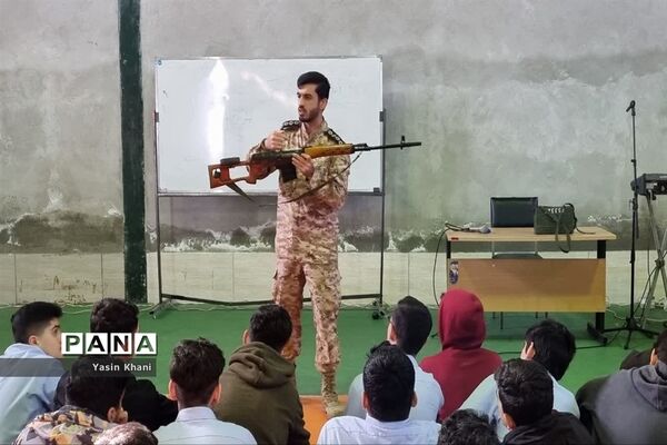 کلاس آموزشی عملی اسلحه‌شناسی در شهرستان‌ عباس‌آباد