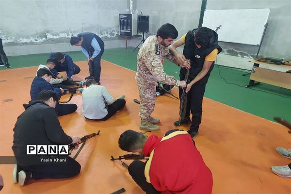 کلاس آموزشی عملی اسلحه‌شناسی در شهرستان‌ عباس‌آباد