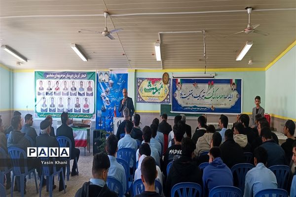 مراسم تجلیل از نفرات برتر دبیرستان نمونه‌ شهدای‌ سلمانشهر عباس‌آباد