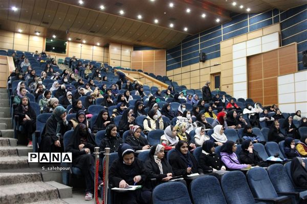 برگزاری آموزش سواد رسانه و آموزش عکاسی با موبایل برای دانش‌آموزان دختر عضو خبرگزاری پانا