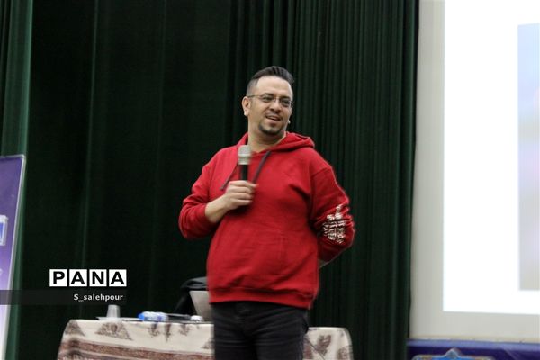 برگزاری آموزش سواد رسانه و آموزش عکاسی با موبایل برای دانش‌آموزان دختر عضو خبرگزاری پانا