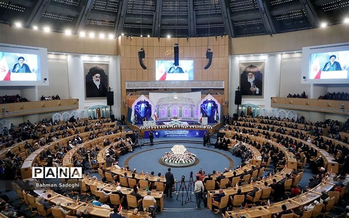 تجلیل از ۱۲ نفر برتر در اختتامیه مسابقات قرآن دانش‌آموزان جهان اسلام