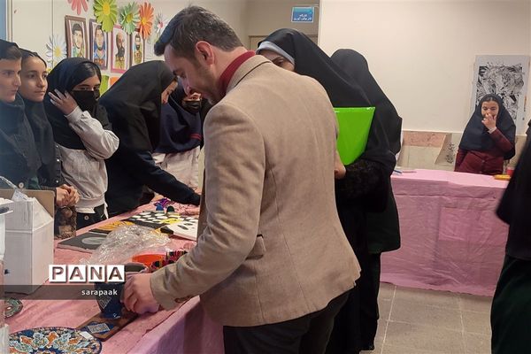 بازارچه کسب‌وکار دانش‌آموزان در دبیرستان دخترانه حضرت فاطمه‌زهرا‌(‌س) شهرستان فیروزکوه