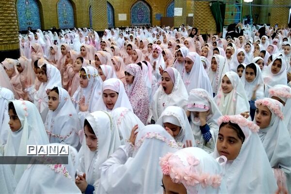 جشن عبادت ۱۰۰۰ نفری دانش‌آموزان دختر شهرستان‌قرچک