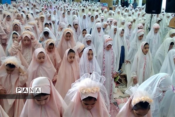 جشن عبادت ۱۰۰۰ نفری دانش‌آموزان دختر شهرستان‌قرچک