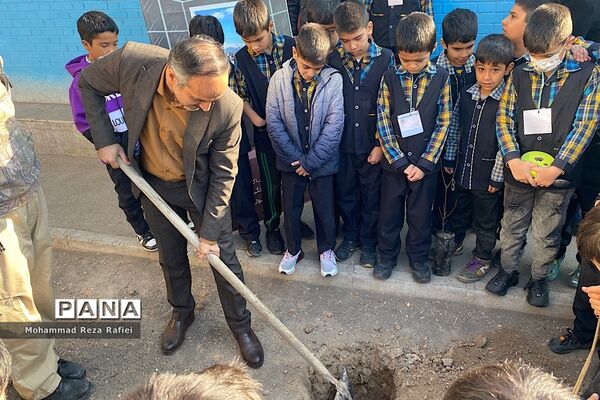 مراسم درختکاری در دبستان امام هادی(ع) ناحیه یک شهرری
