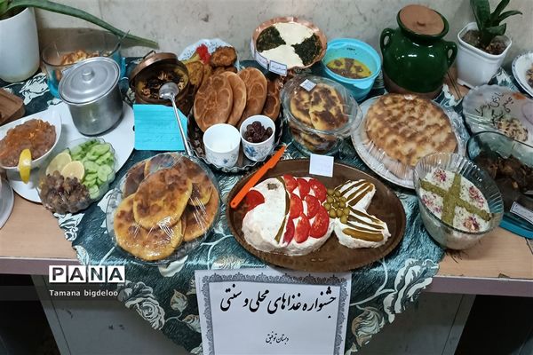 جشنواره غذاهای محلی و دست‌سازه‌های دانش‌آموزان در مدرسه توفیق شهرستان رباط کریم