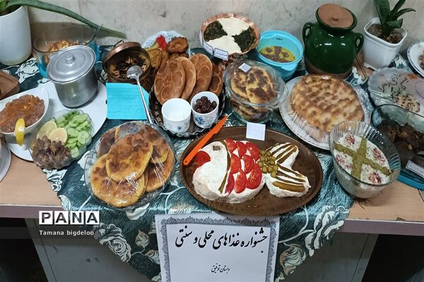 جشنواره غذاهای محلی و دست‌سازه‌های دانش‌آموزان در مدرسه توفیق شهرستان رباط کریم