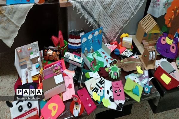 جشنواره غذاهای محلی و دست‌سازه‌های دانش‌آموزان در مدرسه توفیق شهرستان رباط کریم