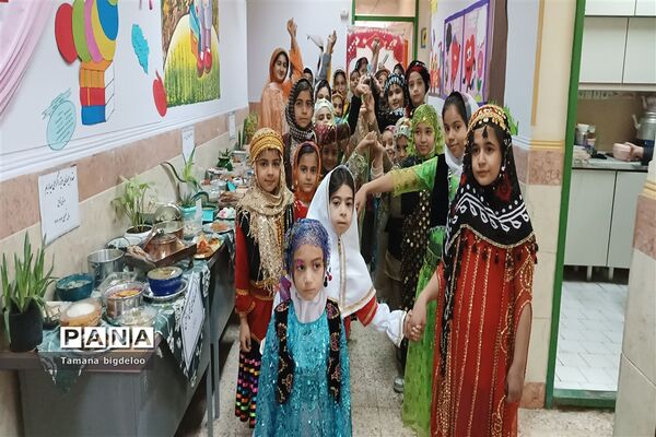 جشنواره غذاهای محلی و دست‌سازه‌های دانش‌آموزان در مدرسه توفیق شهرستان رباط کریم