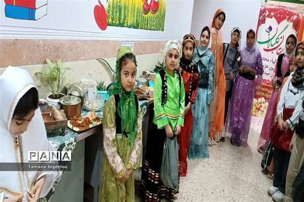 جشنواره غذاهای محلی و دست‌سازه‌های دانش‌آموزان در مدرسه توفیق شهرستان رباط کریم