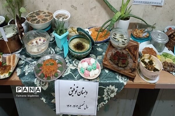 جشنواره غذاهای محلی و دست‌سازه‌های دانش‌آموزان در مدرسه توفیق شهرستان رباط کریم