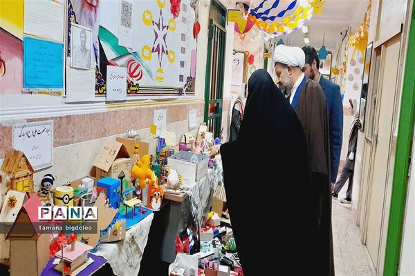 جشنواره غذاهای محلی و دست‌سازه‌های دانش‌آموزان در مدرسه توفیق شهرستان رباط کریم