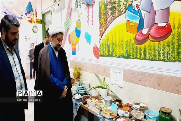 جشنواره غذاهای محلی و دست‌سازه‌های دانش‌آموزان در مدرسه توفیق شهرستان رباط کریم