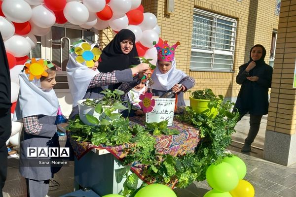 مراسم روز هوای پاک‌ در دبستان موسسی ناحیه ۶ مشهدمقدس