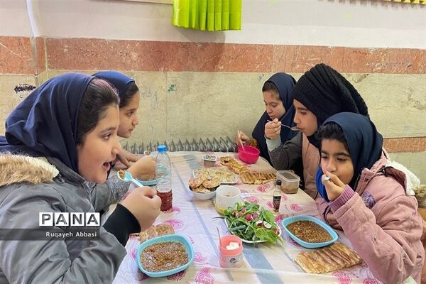 بسیج ملی تغذیه در دبستان زکیه شهرستان ملارد