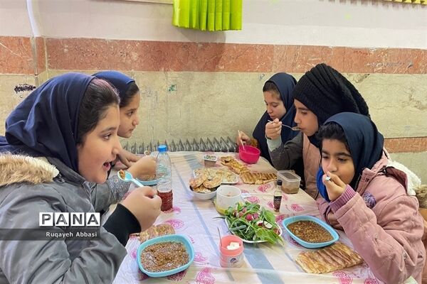 بسیج ملی تغذیه در دبستان زکیه شهرستان ملارد