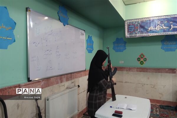 آموزش اسلحه ویژه دانش‌آموزان دهم مدرسه منتصرین شاهد ورامین