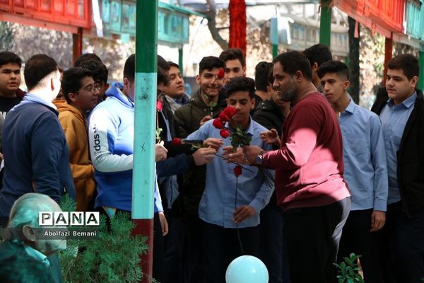 مراسم بزرگداشت شهدای گروه سرود دانش‌آموزی در قم