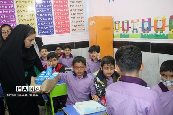 توزیع شیر رایگان در دبستان  ناخدا عباس بوشهر