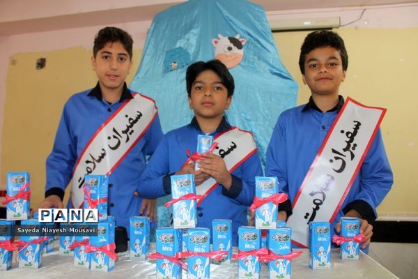 توزیع شیر رایگان در دبستان  ناخدا عباس بوشهر