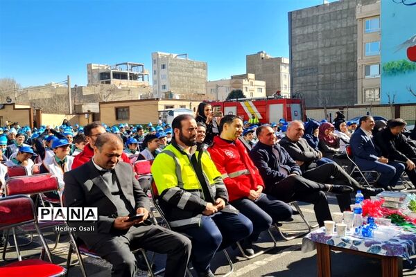 جشن گرامی‌داشت هفته هوای پاک درآموزشگاه شهید همت اسلامشهر