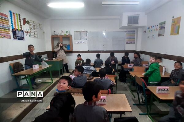 توزیع شیر رایگان در مدرسه آیت الله کاشانی ورامین