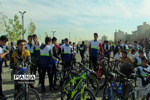 همایش استانی دوچرخه سواری دانش‌آموزی به‌مناسبت هفته هوای پاک