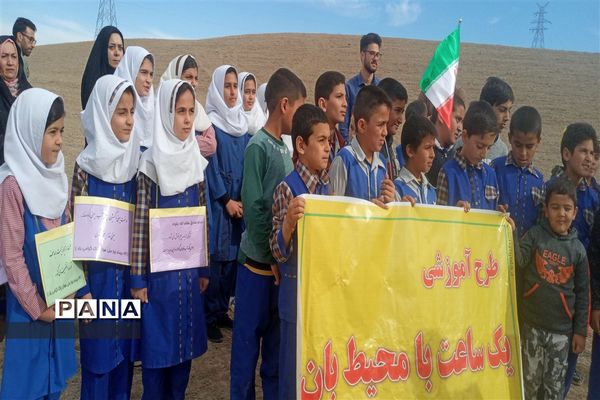 جمع آوری زباله‌های محور جاده روستای احمد آباد توسط فرهنگیان و دانش‌آموزان