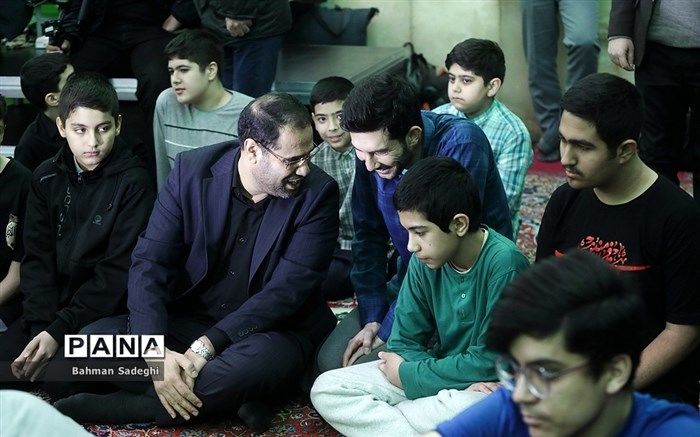 ‌آقای وزیر پای حرف آینده‌سازان در حلقه اعتکاف