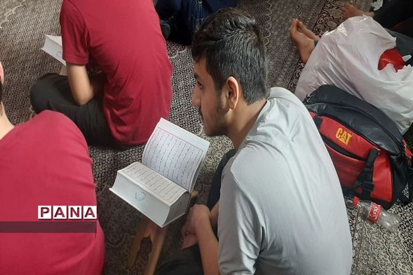 اعتکاف دانش‌آموزی در نیشابور