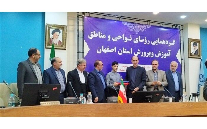 تقدیر از دانش‌آموزی که حین مسابقات شمشیربازی با شنیدن صدای اذان به اقامه نماز پرداخت
