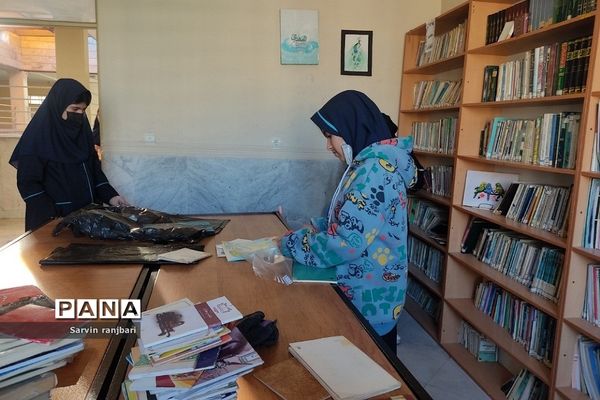 همکاری دانش‌آموزان در بازگشایی کتابخانه دبیرستان عطیه شهریار