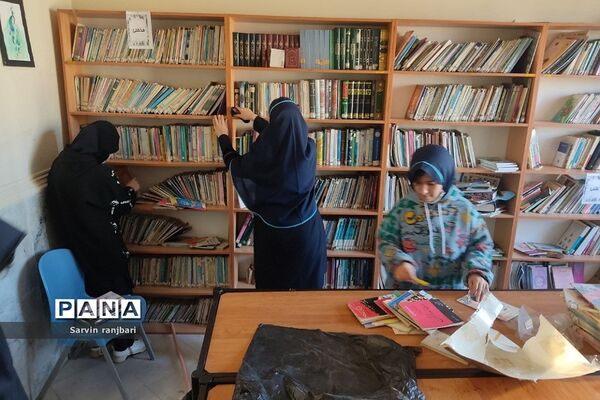 همکاری دانش‌آموزان در بازگشایی کتابخانه دبیرستان عطیه شهریار