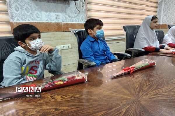 تبریک روز پدر توسط دانش‌آموزان دبستان حوریای بهشتی در اداره آموزش و پرورش بهبهان
