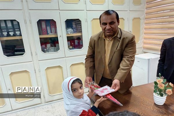 تبریک روز پدر توسط دانش‌آموزان دبستان حوریای بهشتی در اداره آموزش و پرورش بهبهان