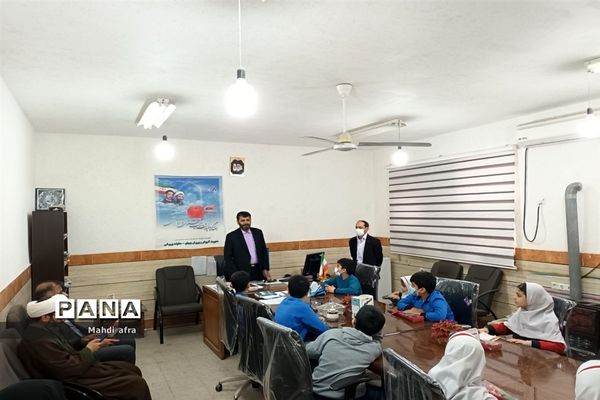 تبریک روز پدر توسط دانش‌آموزان دبستان حوریای بهشتی در اداره آموزش و پرورش بهبهان