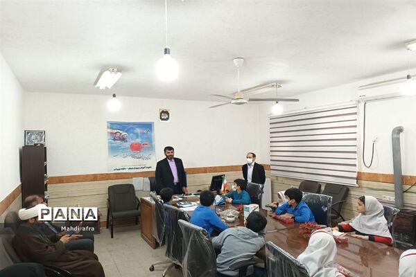 تبریک روز پدر توسط دانش‌آموزان دبستان حوریای بهشتی در اداره آموزش و پرورش بهبهان