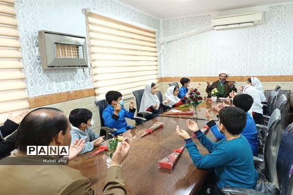 تبریک روز پدر توسط دانش‌آموزان دبستان حوریای بهشتی در اداره آموزش و پرورش بهبهان