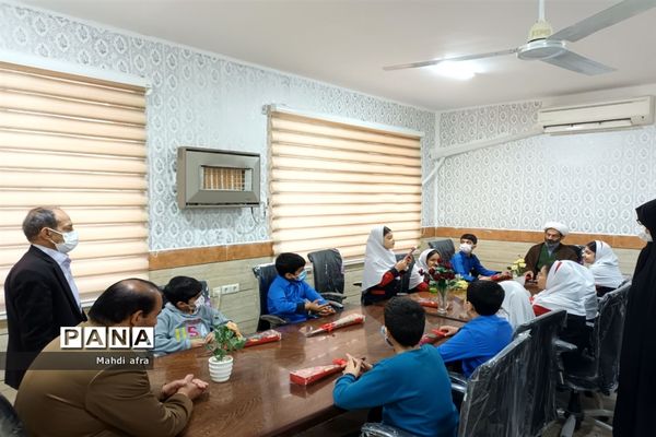 تبریک روز پدر توسط دانش‌آموزان دبستان حوریای بهشتی در اداره آموزش و پرورش بهبهان