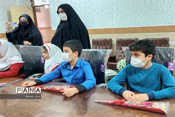 تبریک روز پدر توسط دانش‌آموزان دبستان حوریای بهشتی در اداره آموزش و پرورش بهبهان