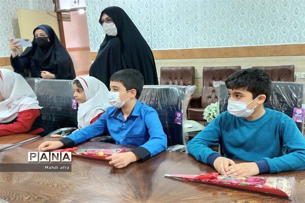 تبریک روز پدر توسط دانش‌آموزان دبستان حوریای بهشتی در اداره آموزش و پرورش بهبهان