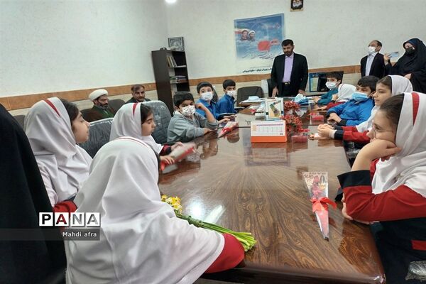 تبریک روز پدر توسط دانش‌آموزان دبستان حوریای بهشتی در اداره آموزش و پرورش بهبهان