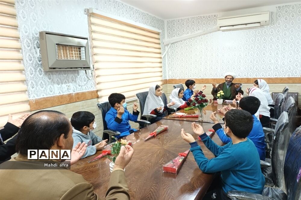 تبریک روز پدر توسط دانش‌آموزان دبستان حوریای بهشتی در اداره آموزش و پرورش بهبهان