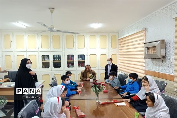 تبریک روز پدر توسط دانش‌آموزان دبستان حوریای بهشتی در اداره آموزش و پرورش بهبهان