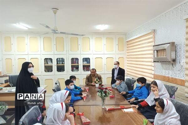 تبریک روز پدر توسط دانش‌آموزان دبستان حوریای بهشتی در اداره آموزش و پرورش بهبهان